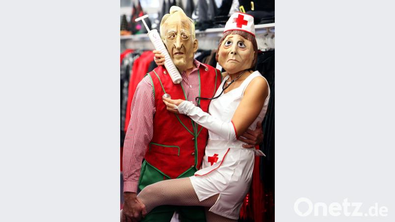 Als Angela Merkel und Edmund Stoiber verkleidet ein politisches Statement setzen. Bild: Rolf Vennenbernd dpa/lnw