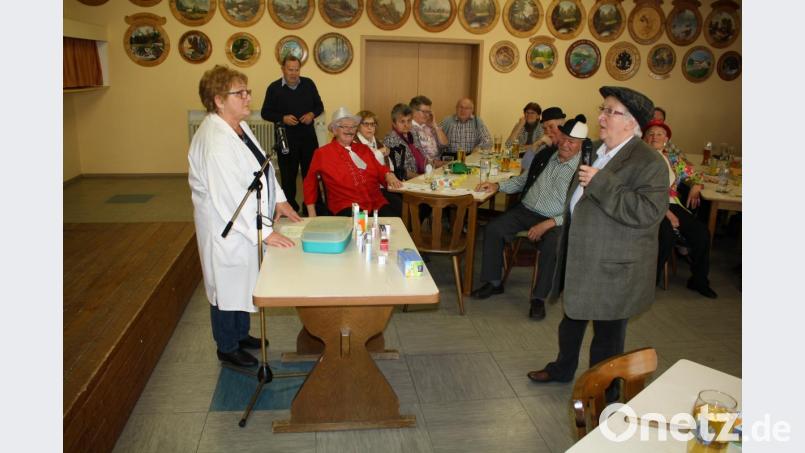 Isopropylprofimil... - wie heißt das? Mit Karl Valentins Apothekersketch erheiterten Gerda Baumann und Marianne Stabla die Seniorenfaschingsgäste. Bild: bjp