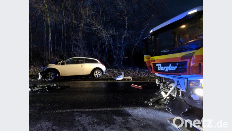 Der Pkw wurde in den linken Straßengraben geschleudert und blieb entgegen der Fahrtrichtung liegen. Der Lastwagen kam nach dem Crash auf der Gegenfahrbahn zum Stehen. Bild: Konrad