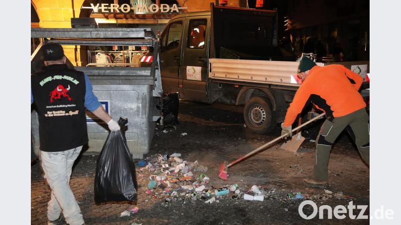 Kehraus nach der Amberger Hexennacht auf dem Marktplatz Bild: Wolfgang Steinbacher
