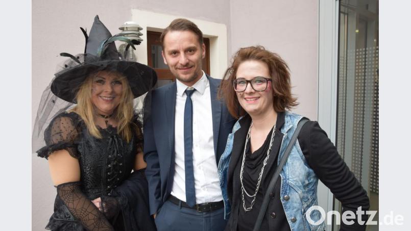 Liebevoll in die Zange genommen wurde Dominik Meier in der Raiffeisenbank - anzunehmen wohl wegen der besseren Kondition für einen Hexenkredit! Bild: bö