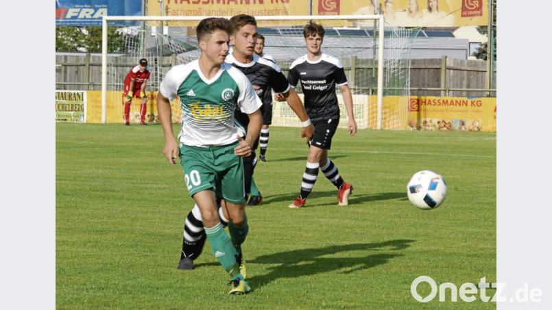 David Dobras (vorne/Szene aus einem anderen Spiel) sorgte am Freitagabend mit seinem Tor kurz vor der Pause für den 2:1-Sieg in Feucht. Mit diesem Erfolg der Stiftländer war gar nicht zu rechnen. Bild: gb
