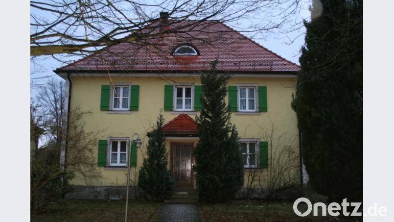 Die Kirchenverwaltung hat es zum Verkauf angeboten: das ehemalige und leer stehende Pfarrhaus in Poppenreuth. Bild: fpoz