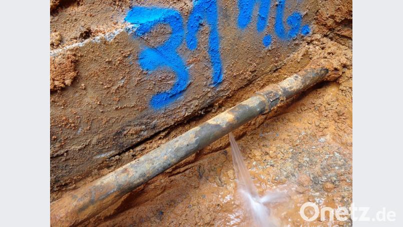 Es spritzt nur so aus der schadhaften Stelle: Bis so ein Leck in der Wasserleitung entdeckt wird, vergeht oft einige Zeit. Das soll sich jetzt äöndern. Bild: exb