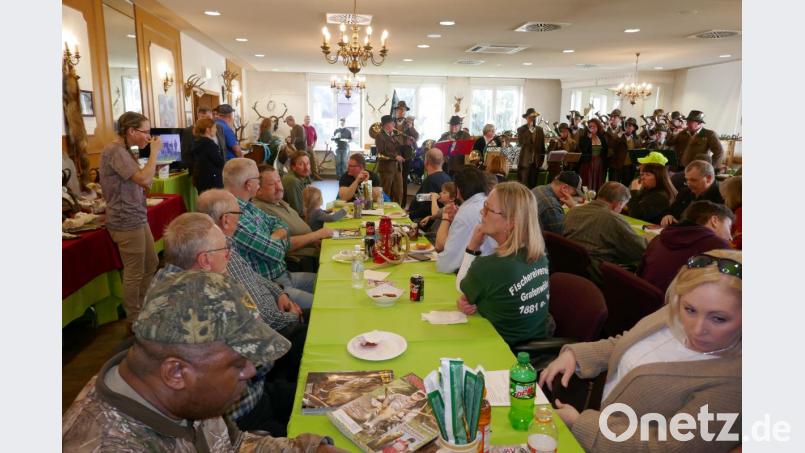 Die Bläsergruppe des Jagd-Kreisverbandes Weiden/Neustadt eröffnete der Treffen des „Bavarian Rod and Gun Clubs“ im Tower View Center im Lager Grafenwöhr. Bild: mor
