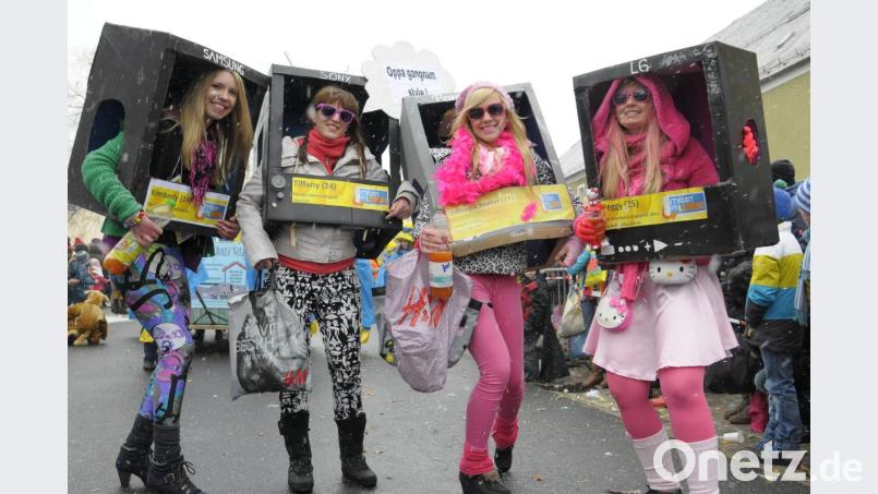 Nicht mal im Fasching können einige moderne Maschkerer auf Smartphone, Handy und ähnliches verzichten und verkleiden sich sogar als solche. Bild: Petra Hartl