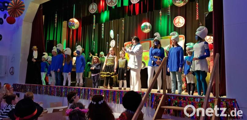 Die 70er waren die große Zeit der Schlager und der Hitparade. „Dieter Thomas Heck“ alias Pfarrer Lorenz eröffnete den Abend mit einer kleinen Auswahl aus der Fülle der Interpreten. Franz Maunz (Harmonika-Franz) spielte eine Runde nach der anderen Schlagermelodien zum Tanzen und Mitsingen. Über Wochen hin auf Platz eins der Hitparade war Vaader Abraham (Jonathan Brell) und die Schlümpfe und im Kinderprogramm lief "Biene Maja“. Bild: bph