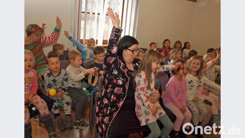 „Ruckizucki, ­das ist der neue Tanz“ sangen die Kinder und ihre Erzieherinnen im Sitzungssaal des Rathauses. Bild: sön