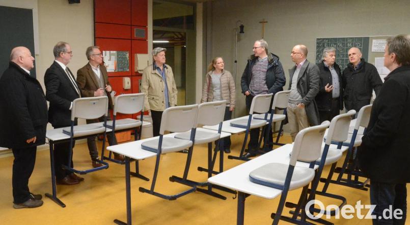 Im Zimmer dieser neunten Klasse im zweiten Obergeschoss soll es im Sommer weit über 30 Grad heiß sein, berichten den Fraktionsvertretern der Elternbeiratsvorsitzende Frank Holzförster (Sechster von links) sowie „Elly“-Chef Reinhard Hauer (Zweiter von links). Bild: Kunz