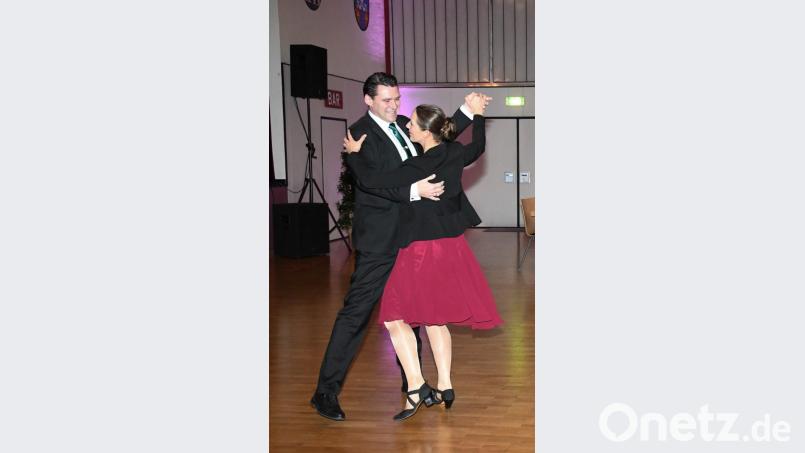 Landrat Thomas Ebeling drückt sich nicht vor einem Auftritt im Fasching und macht auf dem Parkett mit seiner Frau Sina eine gute Figur. In Verkleidung ist er eher selten anzutreffen. Bild: Freya Stöckl