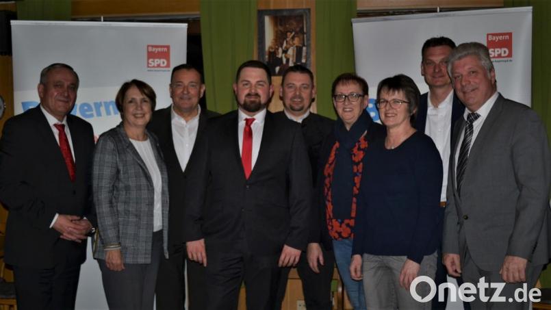 Sebastian Dippold (Vierter von links) ist nun offiziell der Bürgermeisterkandidat der Neustädter SPD. Bild: exb