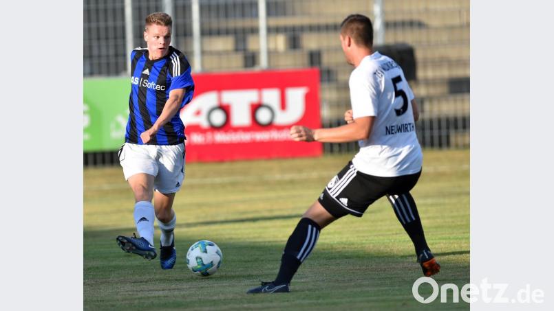 Keine Tore gab es beim Vorrundenspiel zwischen der SpVgg SV Weiden (links Niklas Lang) und dem TSV Waldkirchen. Im ersten Punktspiel in 2019 möchten die Schwarz-Blauen am liebsten drei Zähler vom Vorjahresvizemeister entführen. Bild: A. Schwarzmeier