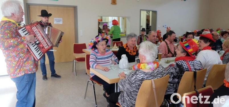 Die beiden Hausmusiker des Seniorenkreises Stulln (von links), Ludwig Gerl und Reinhard Höreth, spielten im Pfarrheim zünftig auf und luden zum Mitsingen und Mitschunkeln ein. Bild: ohr