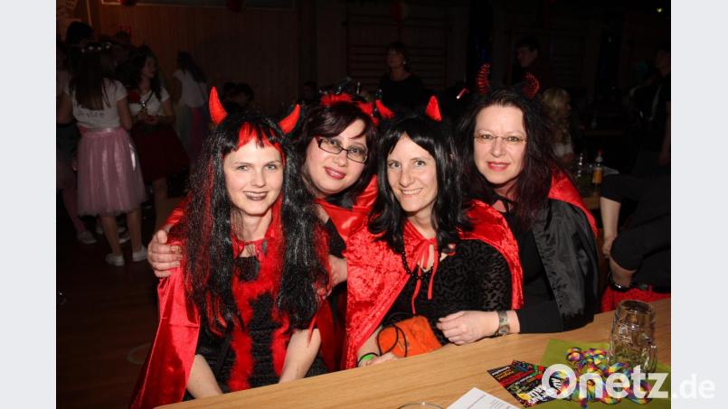 Bunte Maskengruppen traten zur Maskenprämierung an. Bild: frd