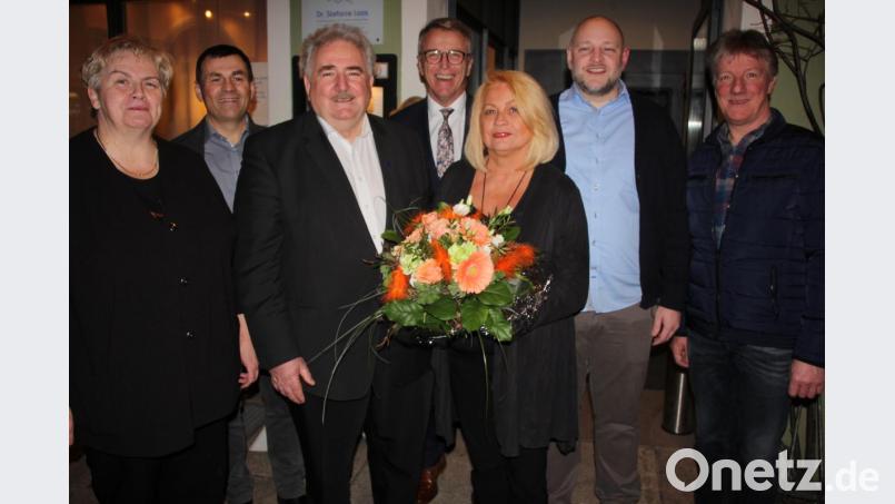 Peter Gold wurde am Mittwoch 65 Jahre alt, dazu gratulierten ihm viele Freunde, vor allem aus der CSU. Unser Bild zeigt (von links): Angela Burger, Paulus Mehler, Peter Gold, Bürgermeister Franz Stahl, Golds Lebenspartnerin Hedwig Berner, Sohn Gerald Gold und Vinzenz Rahn. Bild: kro