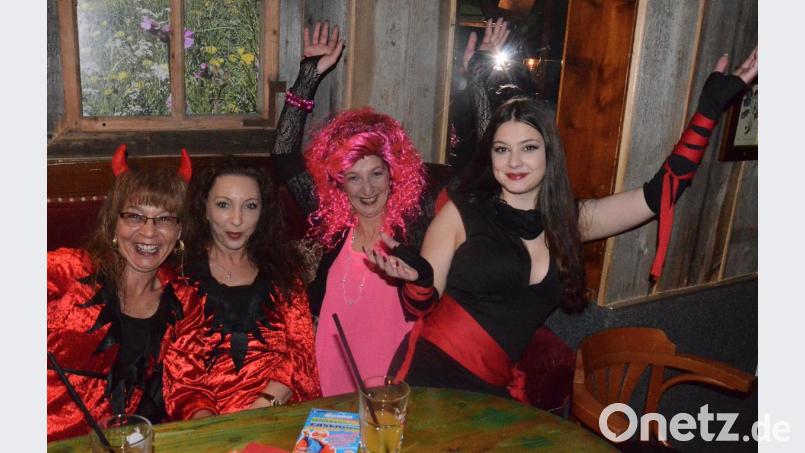 Sie brauchen keine Männer um Spaß zu haben. Frauen beim Weiberfasching im "Atemlos". Bild: Kunz
