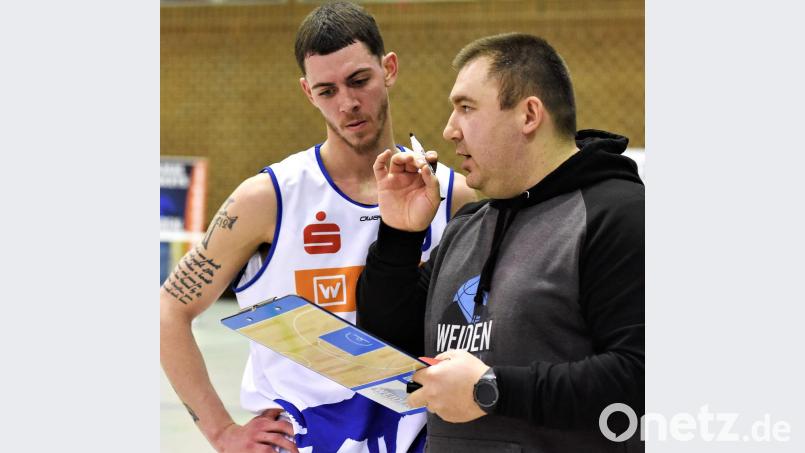 Roman Lang, Trainer der Hamm Baskets, erklärt seinem Spieler Aaron Scott, wie es in Veitshöchheim klappen könnte. Bild: Büttner