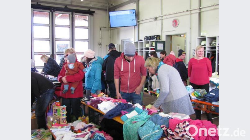 Zu Schnäppchenpreisen gab es beim Kinderflohmarkt der Kinderfeuerwehr alles, was man für Babys oder Kinder braucht. Bild: sei