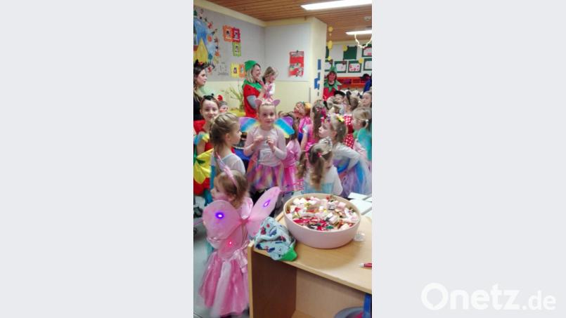 Tätäää für den neuen Förderverein des Katholischen Kindergartens in Floß. Die Mitglieder übergeben eine neue mobile Musikanlage, die gleich mit lauter Faschingsmusik getestet wird. Bild: mef