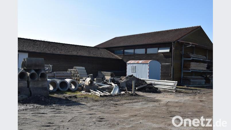 Der Bauhof muss dringend erweitert werden. Geplant ist der Anbau einer Kaltlagerhalle an die bestehende Salzlagerhalle. Bild: bnr
