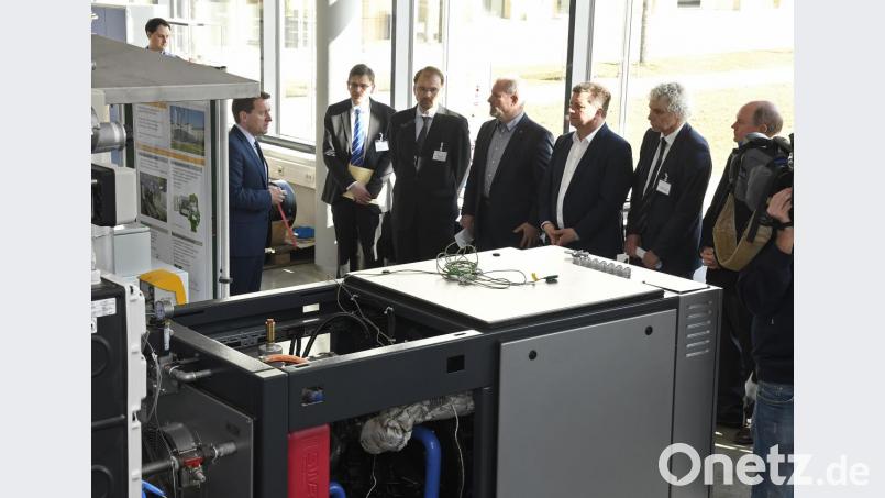 Energieeffizienz und -speicherung gehören auch dazu. An der Ostbayerischen Technischen Hochschule ging es am Donnerstag um das große Thema Klärschlammverwertung. Interessiert hörten die Gäste zu. Bild: Petra Hartl