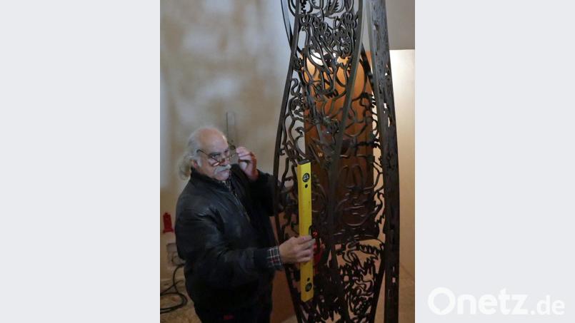 Alles im Lot. Der Künstler will es genau wissen und ist zufrieden. Bild: tr