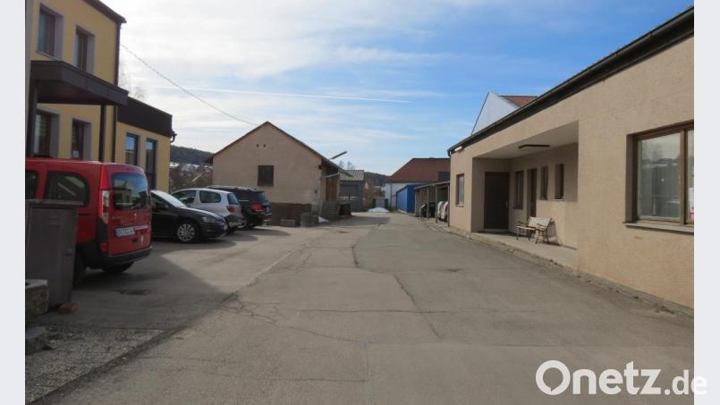 Als neuen Kindergarten-Standort brachte die CSU/CWG/Aktive-Fraktion das ehemalige Firmengelände des Bauunternehmens Baumer an der Nunzenrieder Straße (hinter Getränkemarkt Gebhard und Edeka) ins Gespräch. Die Flurnummern 741/4 und 741/9 (Bild) sind weitgehend bebaut mit Wohnhaus, Caritas-Sozialstation (links), Nebengebäuden (rechts), Lagerhaus und Halle (ganz hinten). Die Gebäude auf dem etwa 2500 Quadratmeter großen, schlauchartigen Areal, müssten zumindest teilweise abgebrochen werden. Bild: kö