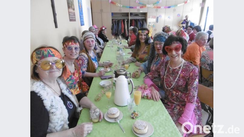 Die KDFB-Damen als Hippie-Mädchen Bild: rgl