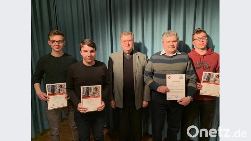 Beim Pfarrhelferfest im katholischen Pfarrheim wurden Valentin Rößler, Michael Hippeli, Hermann Kaiser und Manuel Kastner von Stadtpfarrer Bernd Philipp (Mitte) mit Dankurkunden ausgezeichnet. Bild: fpoz