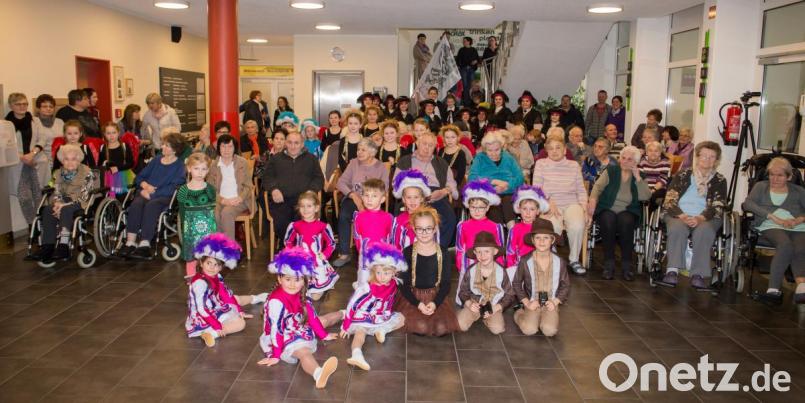 Für Freude und Heiterkeit im Phönix-Seniorenzentrum sorgten rund 50 Akteure des Mitterteicher Gaudiwurms. Bild: jr