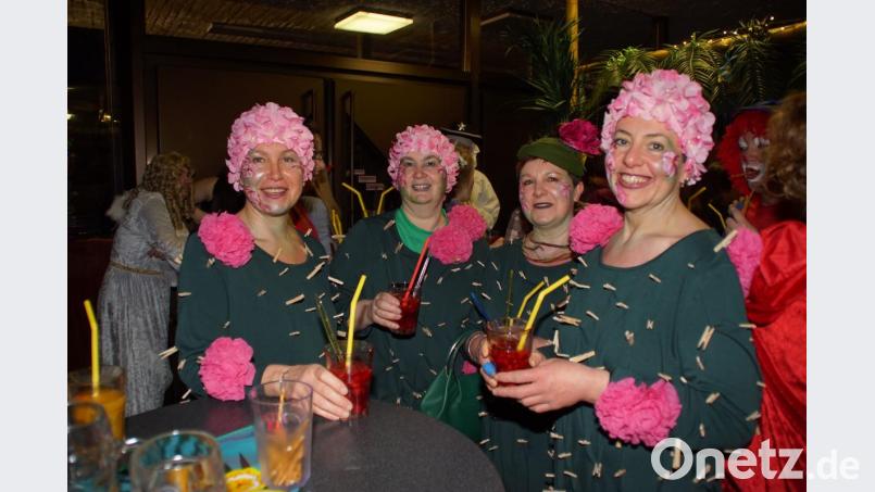Schönsees Bürgermeisterin Birgit Höcherl (Zweite von links) hat sich im vergangenen Jahr als Kaktus eingereiht. Heuer findet der Fasching wegen eines Trauerfalls allerdings weitgehend ohne sie statt. Bild: mmj