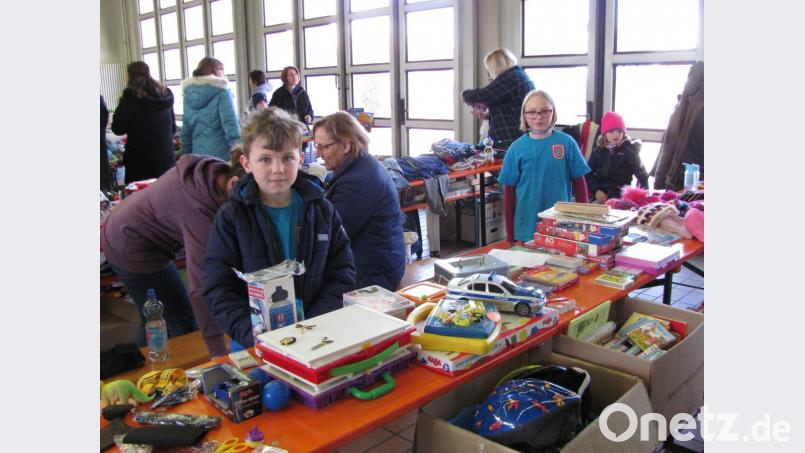 Kinder und Mamas boten an 20 Flohmarktständen an, was das Kinderherz begehrt. Bild: sei