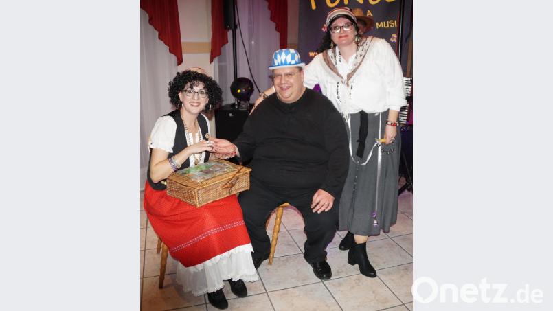 Olga (Ingrid Ried) und Swetlana (Beate Lindner) aus Russland lasen Pfarrer Markus Urban die Zukunft aus der Hand. Bild: weu