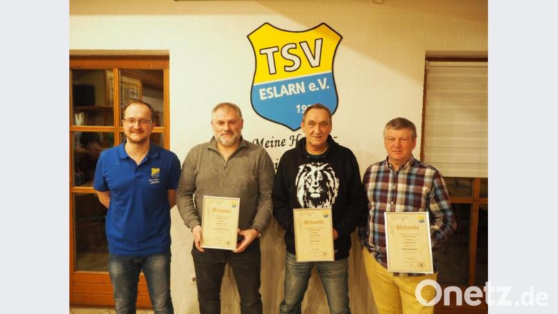 Im Namen des TSV dankt Vorsitzender Thomas Meckl (v.l.) den Schiedsrichtern Bernhard Grötsch, Josef Bulla und Helmut Brenner für ihr Engagement. Bild: gz