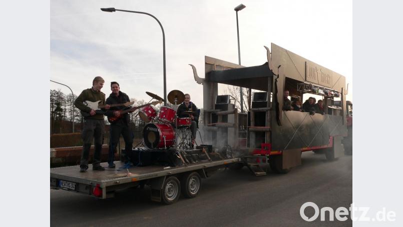 Auf einer rollenden Bühne rockt die Luher Jugend durch den Fasching. Bild: mh