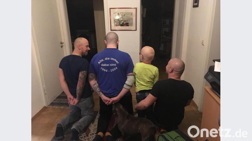 Die Haare sind ab. Hugo (Dritter von links) hatte die Haarschneidemaschine bei (von links) Mathias Dill, Tim Trottmann und seinem Papa Berthold Walbrunn angesetzt. Hund Toni, die französische Bulldogge, drängt sich auch mit aufs Bild. Bild: exb
