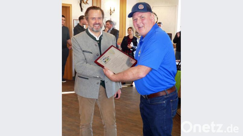 Der Vizepräsident des bayerischen Jagdverbandes Thomas Schreder (links) informierte die amerikanischen Jäger über den BJV, Rod and Gun Club-Präsident Henry Browning dankte ihm mit einer Plakette. Bild: mor