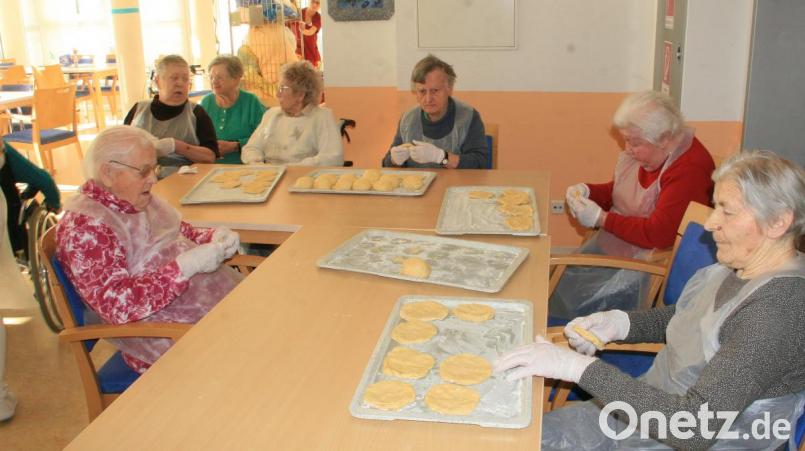 Viele Bewohnerinnen kennen noch das Rezept, ebenso beherrschen sie die Technik des Ausziehens des Teigs. Bild: wro