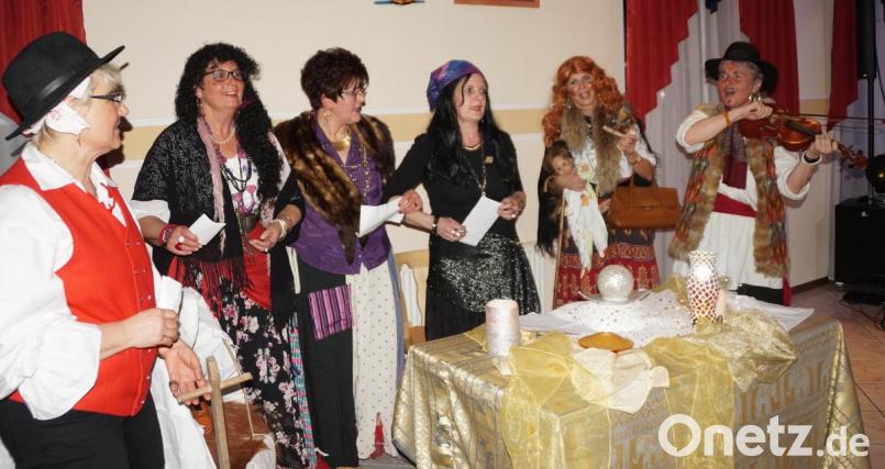 Unter dem Motto „Lustig ist das Zigeunerleben“ trat eine Gruppe Zigeunerinnen aus Pottenhof singend auf, die aus einer erleuchteten Wahrsagerkugel Neuigkeiten herauslasen. Bild: weu