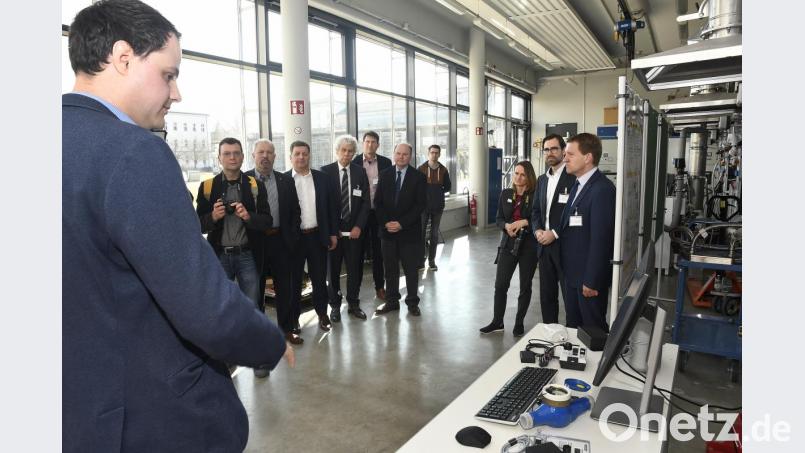 Energieeffizienz und -speicherung gehören auch dazu. An der Ostbayerischen Technischen Hochschule ging es am Donnerstag um das große Thema Klärschlammverwertung. Interessiert hörten die Gäste zu. Bild: Petra Hartl