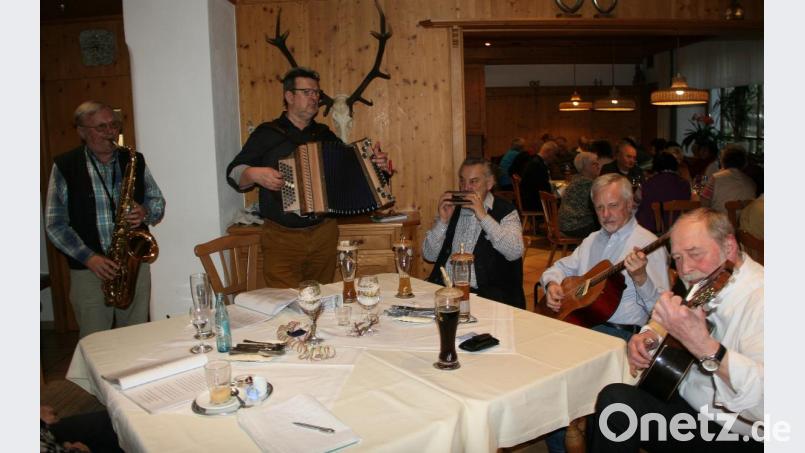 Helmut Prechtl, Erwin Hornauer, Klaus Hummer, Helmut Reichl und Gerhard Rettenmeier (von links) spielen seit zehn Jahren miteinander. Bild: wro