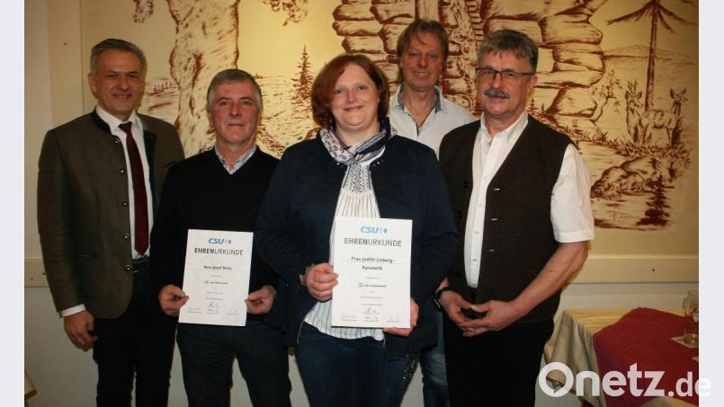 Bürgermeister Wolfgang Braun (rechts) und stellvertretender Landrat und Mitterteichs Bürgermeister Roland Grillmeier (links) gratulierten den langjährigen CSU-Mitgliedern, von links Josef Konz, Judith Linberg-Karwath und Hans-Joachim Schinner. Bild: wro