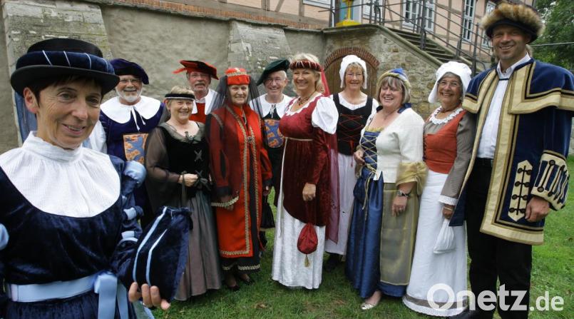 Historische Kostüme stehen immer wieder hoch im Kurs. Der Psychologe sagt, diese Menschen sehen nicht nach einer "glorifizierten Scheinwelt mit dem schönen Happy End." Bild: Peter Steffen dpa/lni