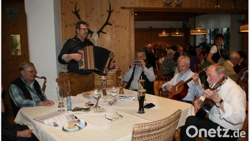 Die Musiker haben ihre „Bühne“ mitten unter den feiernden Senioren. Im Bild (von links) Willi Prechtl, Erwin Hornauer, Klaus Hummer, Helmut Reichl und Gerhard Rettenmeier. Bild: wro