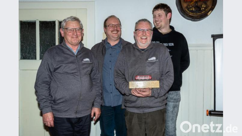 Sichtlich gute Stimmung herrscht bei den Eisenbahnfreunden, auch beim Führungsteam mit Kassier Werner Ramerth, Vorsitzendem Michael Lippert, Stellvertreter Reinhold Buchner und Schriftführer Markus Meier (von links). Bild: pml