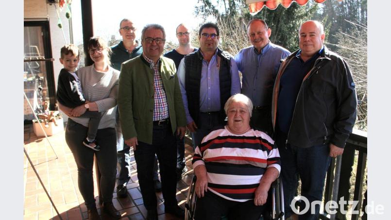 Hermann Pirner (Zweiter von rechts) feierte am Mittwoch 80. Geburtstag. Es gratulierten (von links) Urenkel Lenz, Enkelin Bianca Bayer, Schwiegersohn Gerhard Brabec, Bürgermeister Toni Dutz, Alexander Bäumler und Michael Klarner vom Wiesauer Bauhof. Im Namen des Stammtisches beglückwünschte ihn Konrad Sailer (rechts). Als allererste aber gratulierte Ehefrau Marianne (vorne). Bild: wro