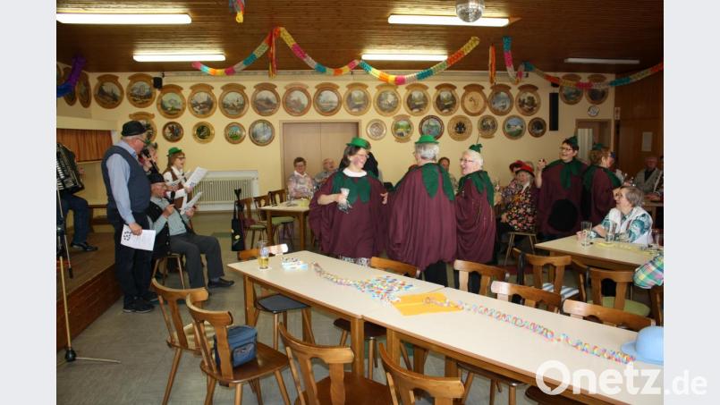 Tänzerinnen, Sänger und Gäste hatten gleichermaßen viel Spaß beim Tanz der &quot;lustigen Pflaumentruppe&quot;. Bild: bjp