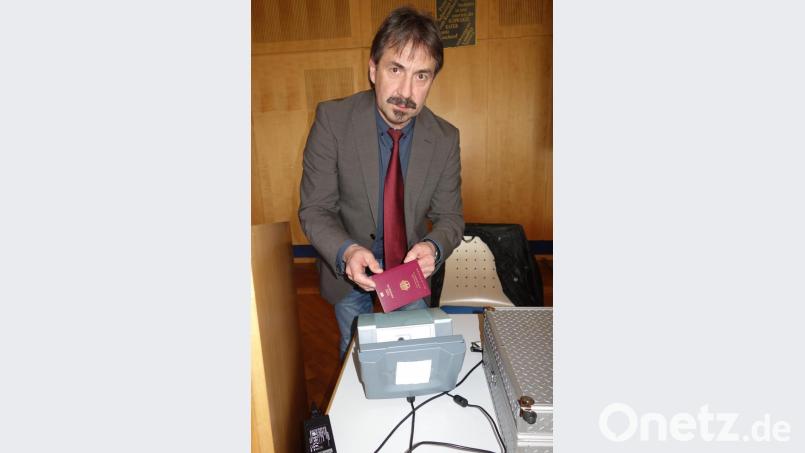 Hauptkommissar Manfred Maier von der Grenzpolizei Waidhaus demonstriert den Bürgermeistern das Dokumentenprüfgerät. Es zeigt innerhalb weniger Sekunden an, ob ein Ausweis in Ordnung oder gefälscht ist. Laut Maier wäre es sinnvoll, dass jede Kommune oder Verwaltunsgemeinschaft über ein derartiges Gerät verfügt. Es kostet rund 1400 Euro. Der Deutsche Städtetag hat die Länder schon vor einem Jahr aufgefordert, alle Kommunen so schnell wie möglich mit den Prüfgeräten zur Feststellung gefälschter Identitäten auszustatten. Bild: ms