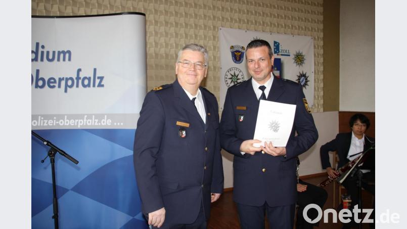 Polizeipräsident Gerold Mahlmeister (links) führte Polizeioberrat Christian Kiener am Freitag offiziell ins Amt des Deutschen Koordinators im Gemeinsamen Zentrum ein. Bild: Christopher Dotzler