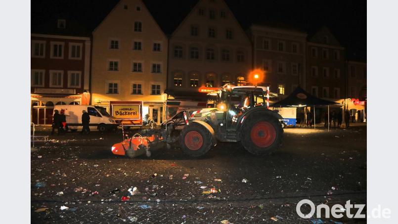 Kehraus nach der Amberger Hexennacht auf dem Marktplatz Bild: Wolfgang Steinbacher